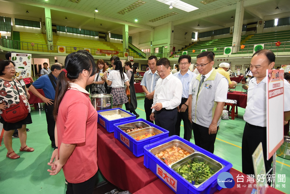 彰化縣長魏明谷、副縣長林明裕等人巡視午餐業者。