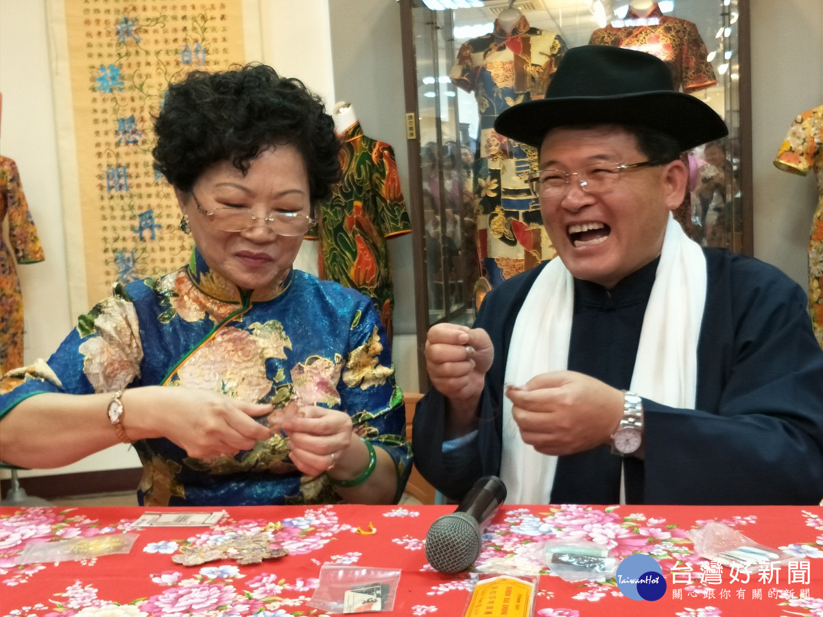 開幕式中,市長邱建富(右)向黃貴燭老師(左)學習女紅。