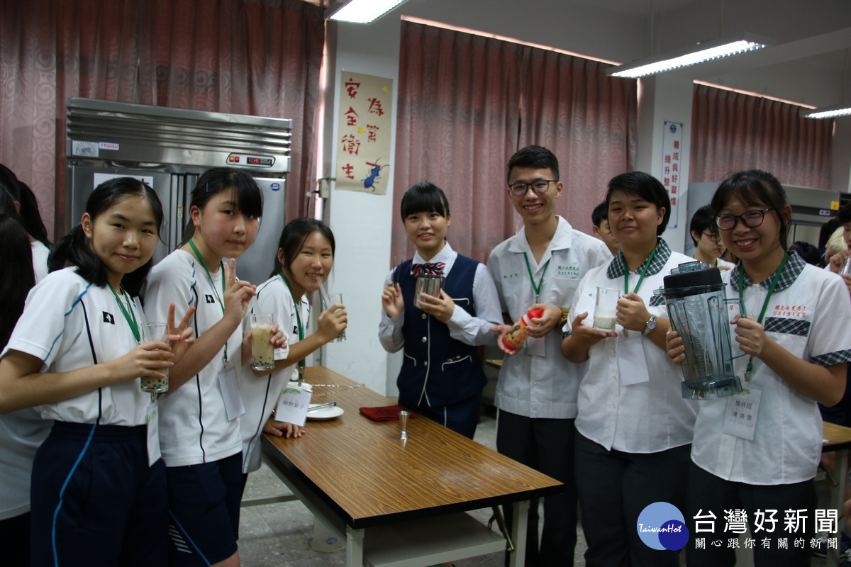 水商觀光科學生(右)教導日方學生(左白色制服)調製珍珠奶茶。