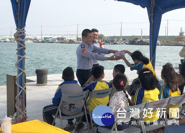 海巡專業人員講解各項救生裝備操作,拉近觀摩演練活動的小朋友與民眾距離,寓教於樂。(記者陳昭宗拍攝)