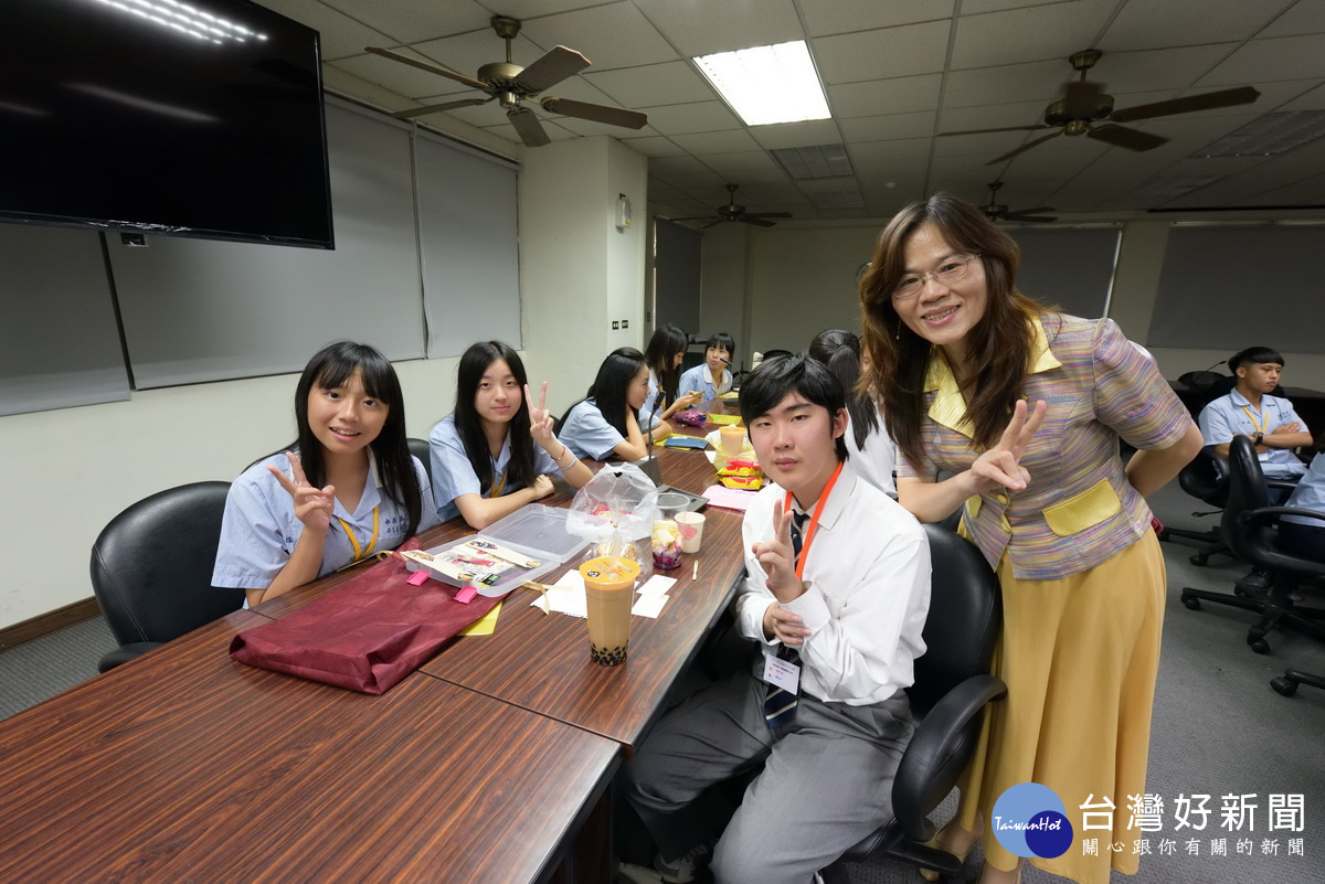 南投高中同學和西乙訓同學以英日語交談。