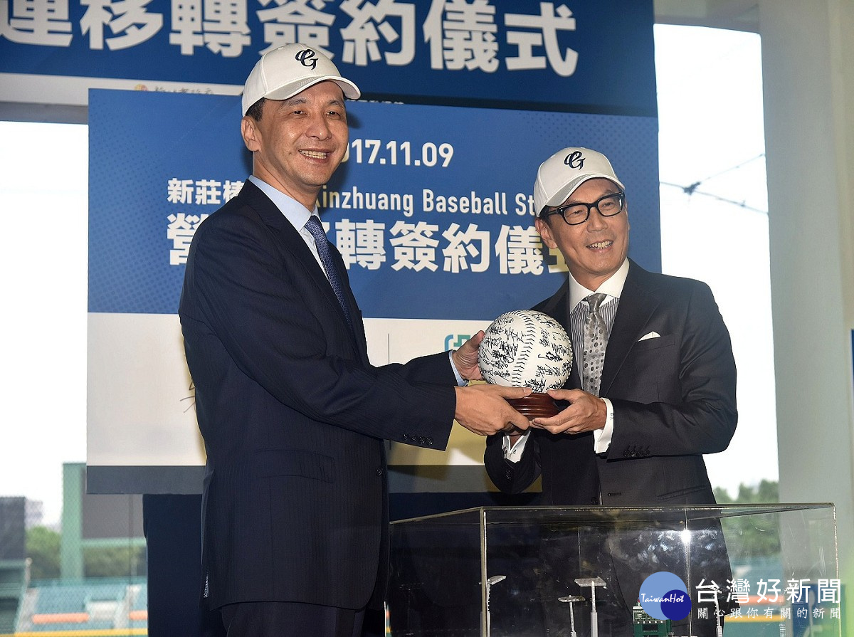 市長朱立倫9日與富邦集團董事長蔡明忠,出席在新莊棒球場舉行的新莊棒球場營運移轉簽約儀式記者會。(圖/記者黃村杉攝)