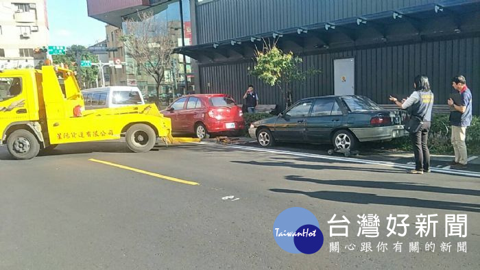 桃園市政府與法務部行政執行署桃園分署聯手合作,在龜山區湖邊路及八德大和路查扣停車費欠繳大戶。