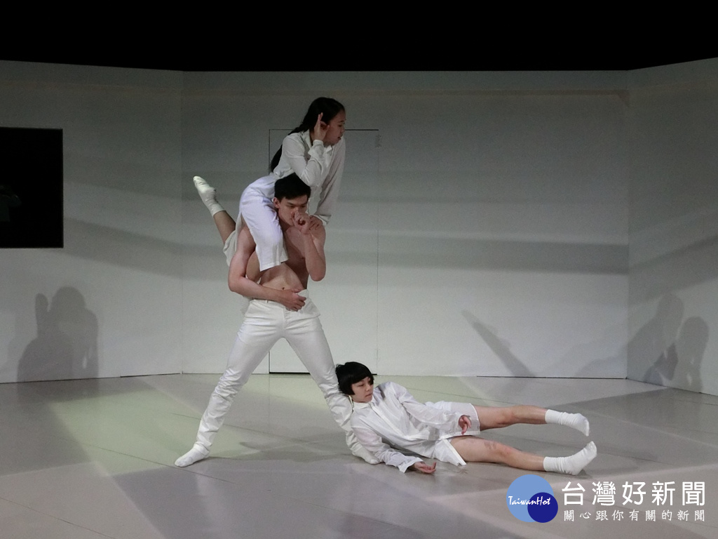 圖說:演出全新作品〈Split〉的三名舞者。(圖/記者賴淑禎攝)
