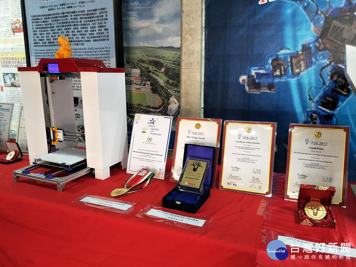王俊傑副教授帶領的研發團隊研發的前三代機器人,繪製圖像是黑白的素描。