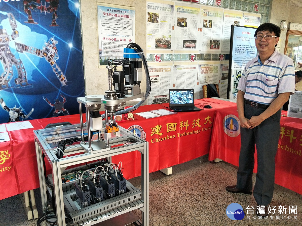 電子工程系蔡吉勝教授帶領學生研發的教育用機器人