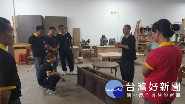 桃園區中隊成立的「桃仔園修惜站」,將民眾淘汰的舊家具,修繕成美觀又堅固的再生家具。
