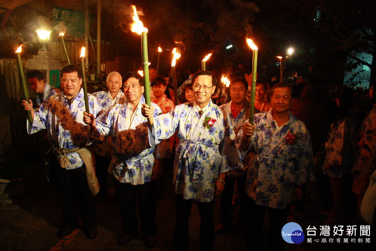 11月18日到東埔來參加火把浴衣踩街。（記者扶小萍攝）