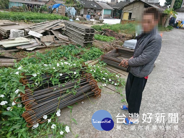 嫌犯於工地偷取鋼材,遭警上銬帶回偵辦。(記者陳昭宗拍攝)