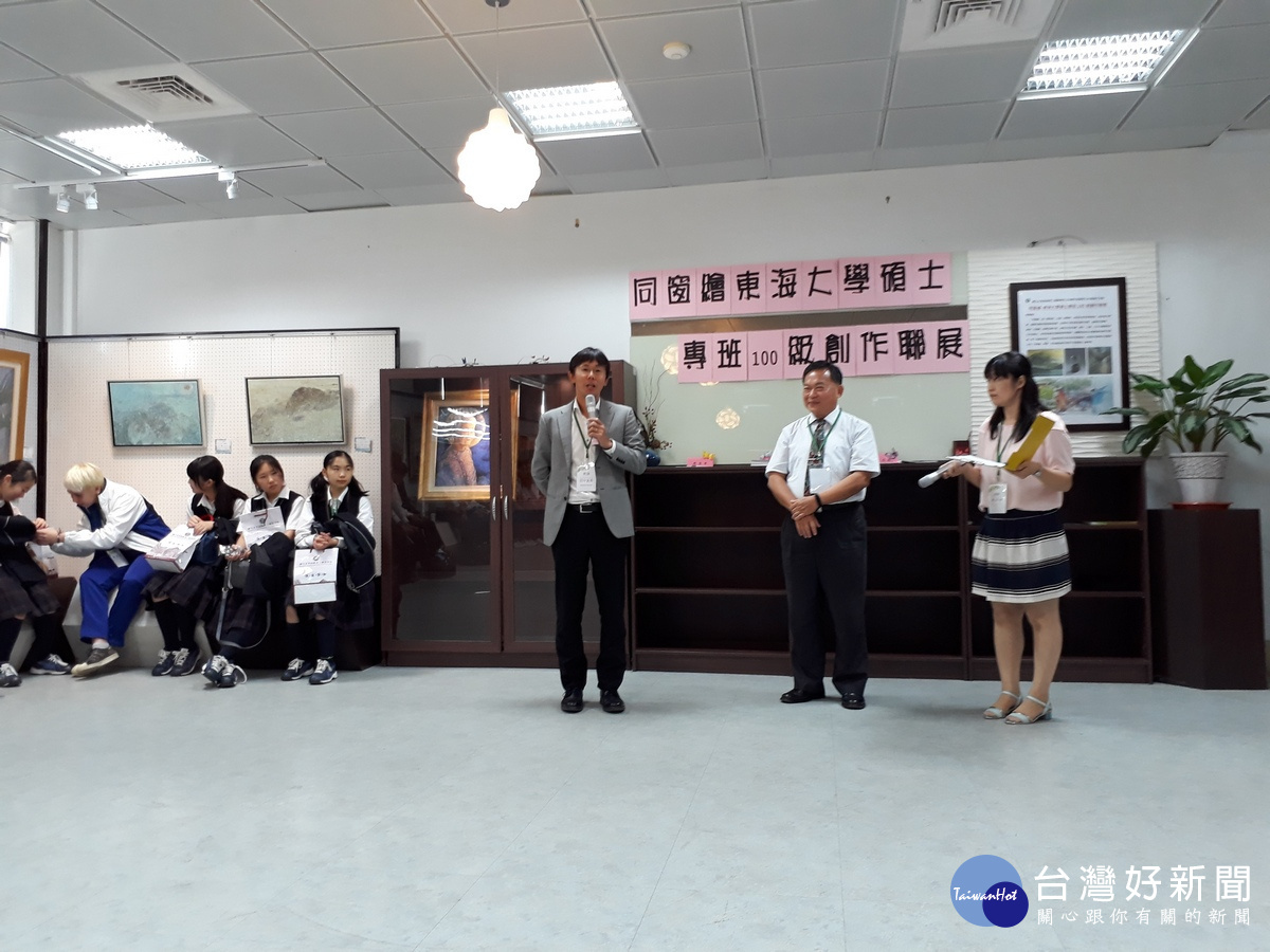 日本埼玉縣國際學院中學校副校長田中先生〈左〉致詞情景。