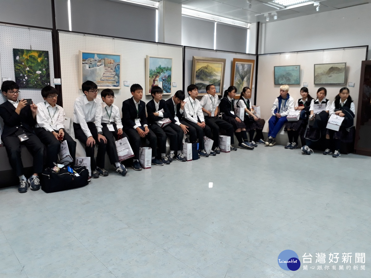 日本埼玉縣國際學院中學校學生參加畫展開幕式