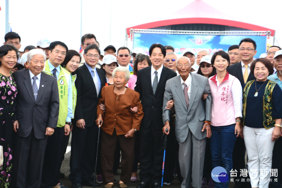 行政院長賴清德攜百歲人瑞行走開通後的西濱快速公路台61線,左一、二是七股區「凱士士」企業董事長邱俊雄夫婦。(圖/記者黃芳祿攝)