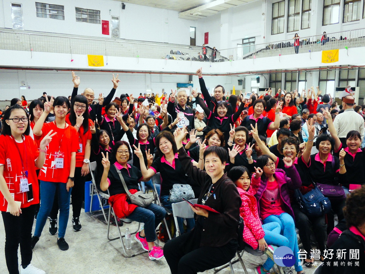 讓阿公阿嬤享受數位生活,桃園市政府青年事局舉辦銀髮族滑手機大賽。