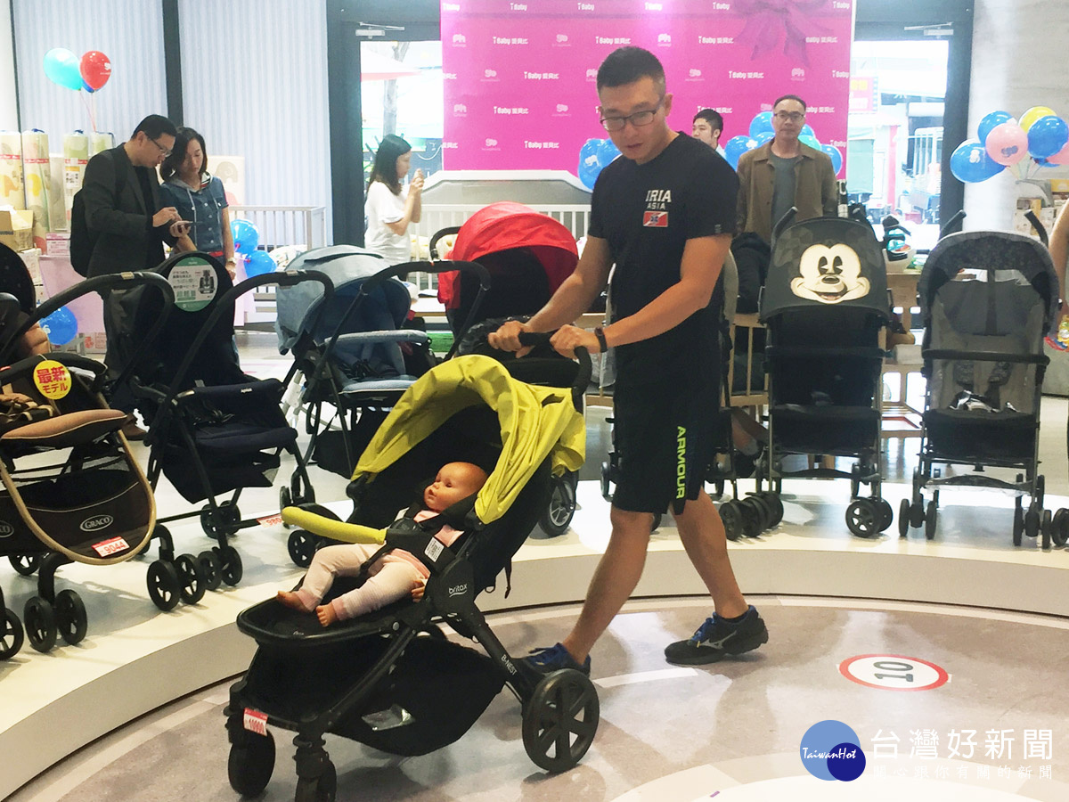 麗嬰房iBaby愛貝比大型用品實體店,提供寬敞的空間讓新手父母可以舒適體驗。