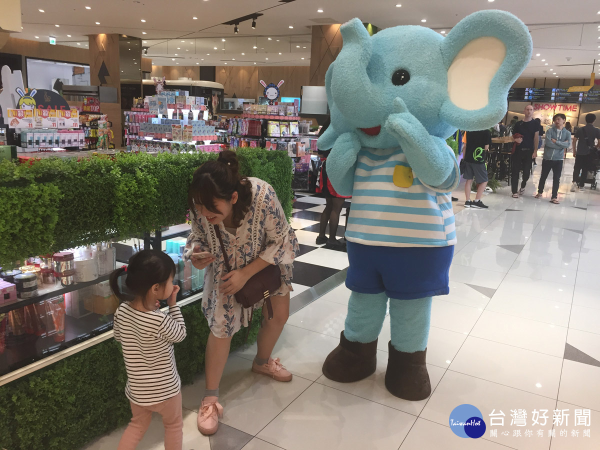 麗嬰房的大象吉祥物Peace還沒上台，已經有媽媽和可愛的小朋友急著想合照。