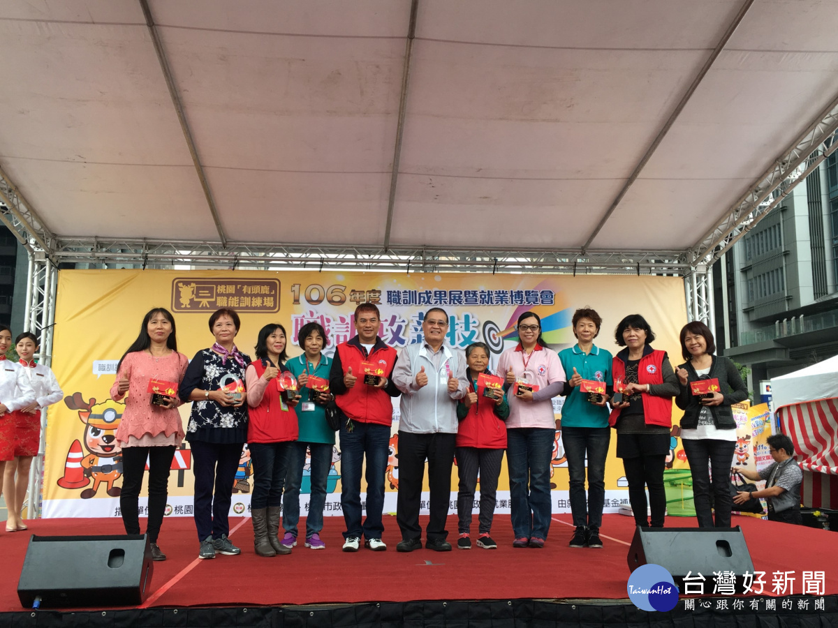桃園長期照顧最前線-24位優良居家服務人員接受桃園市政府表揚,也邀請有志民眾投入長照行列。