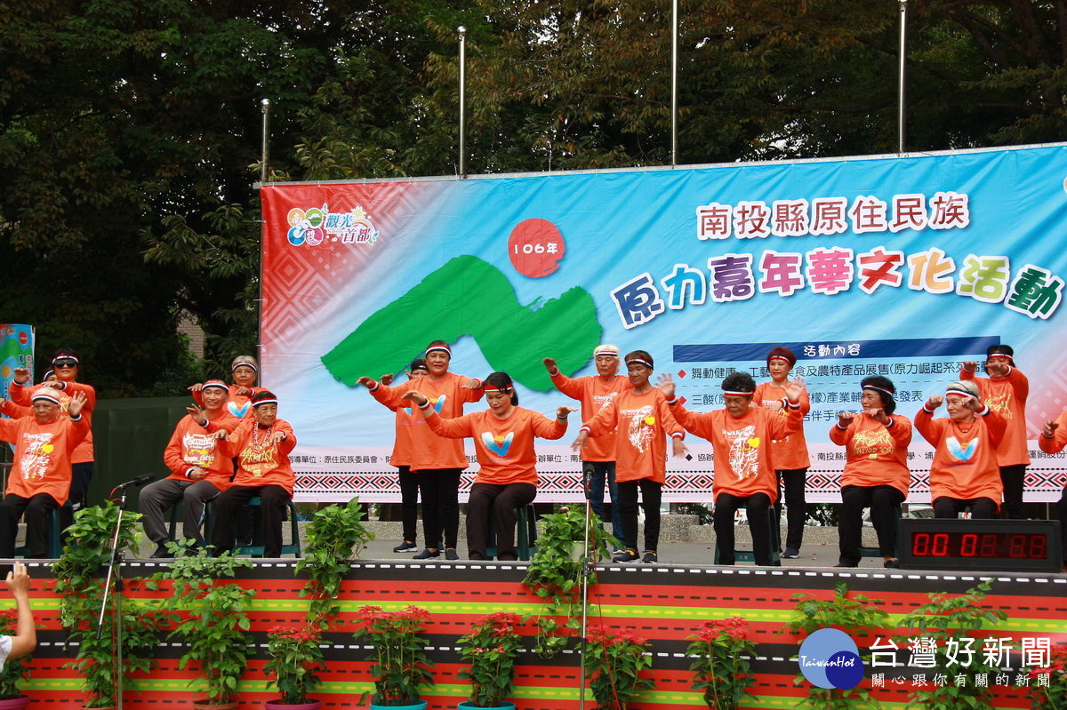 中正村92歲阿嬤( 前左二)舞出活力,卡度部落獲最佳人氣獎。(記者扶小萍攝)