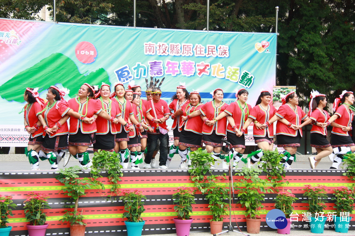 莎伊之任成員多來自花東阿美族,熱情演出。(記者扶小萍攝)