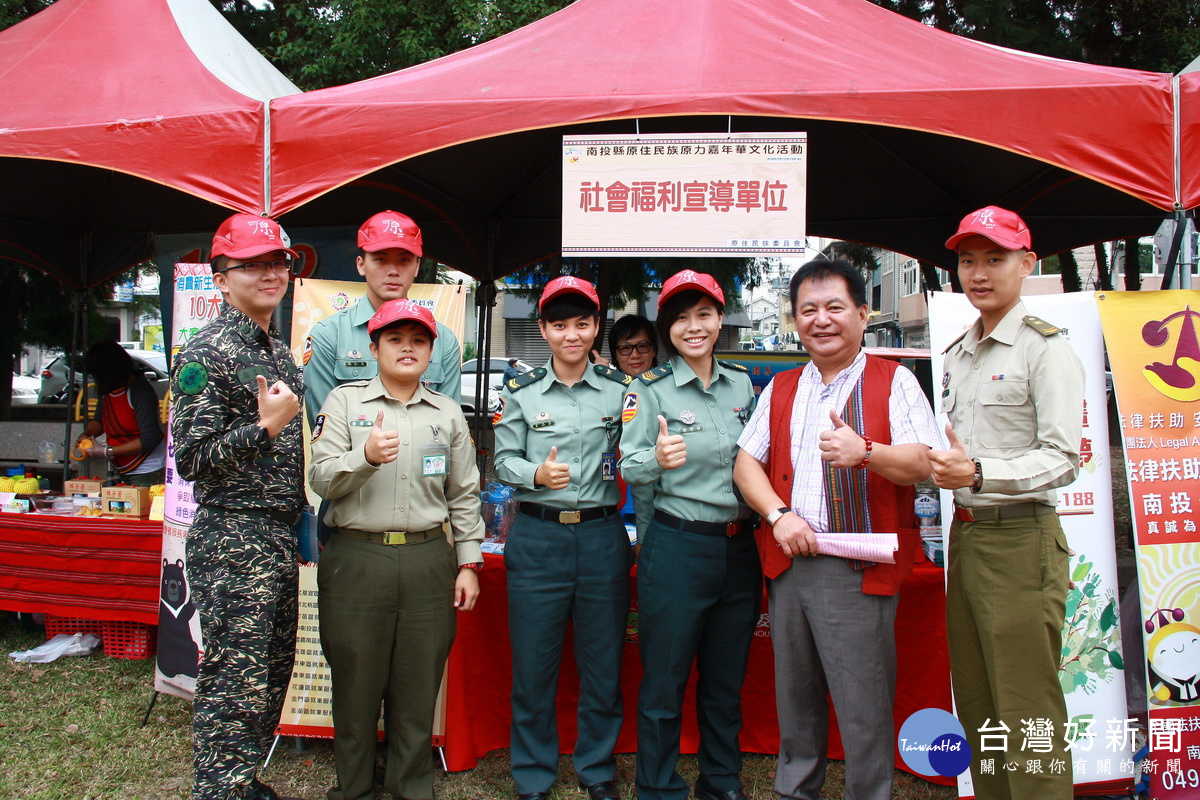 原民局長張子孝與國軍人才招募中心成員合影。(記者扶小萍攝)