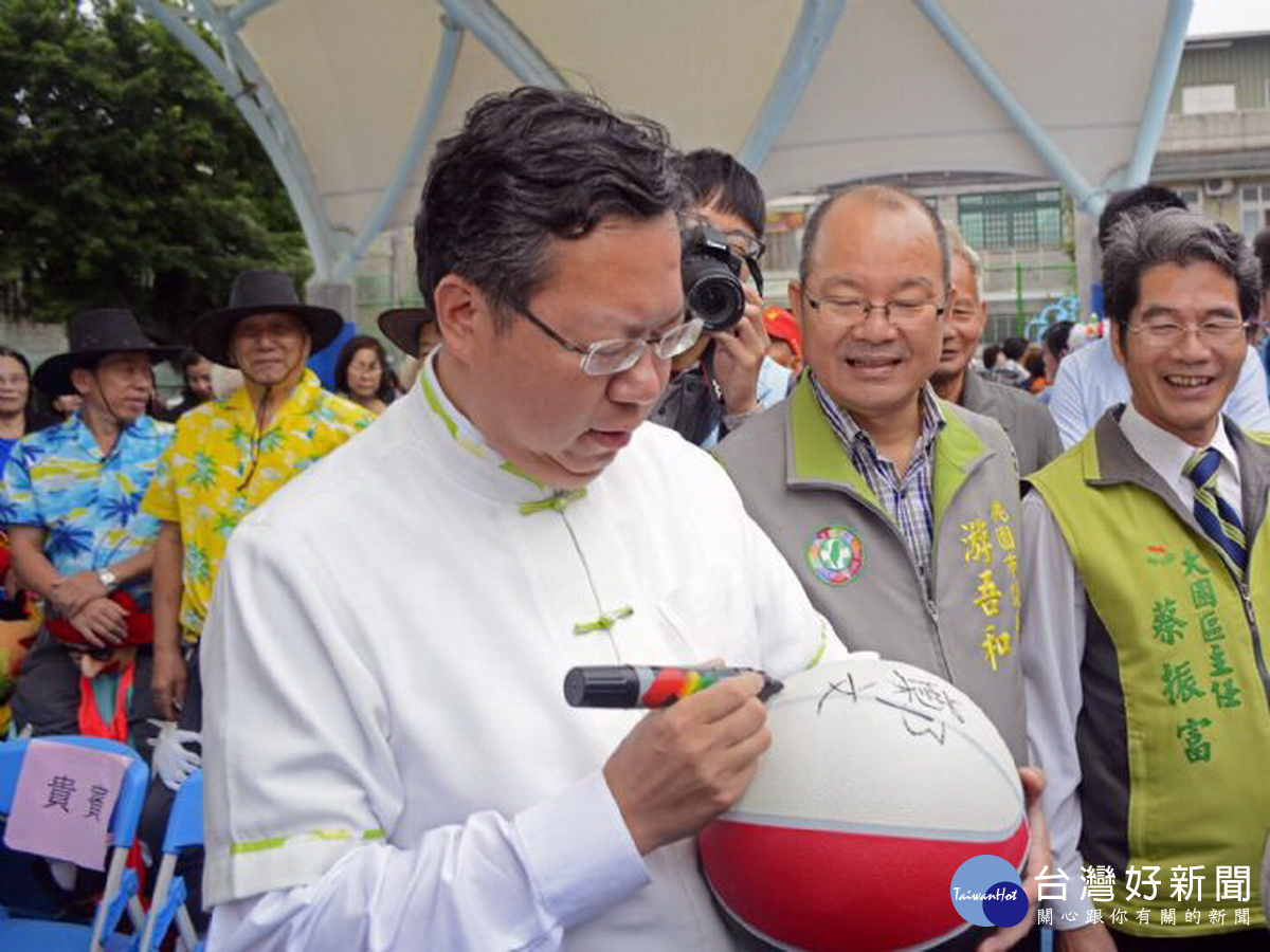 桃園市長鄭文燦於「三和天幕籃球場啟用典禮」中，在籃球上簽名。