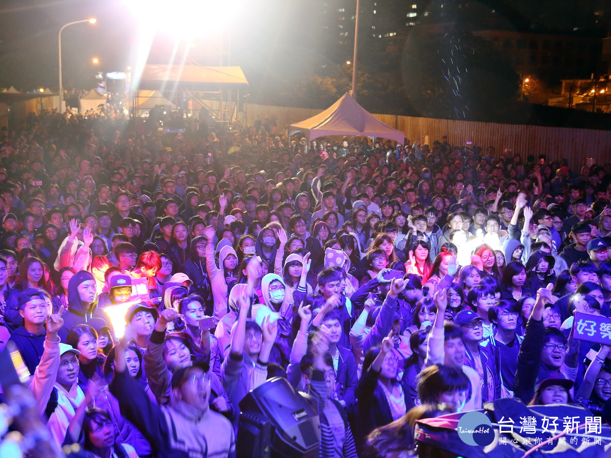 2017桃園瘋搖滾「搖滾繞境」演唱會中，現場觀眾hi翻天引爆楊梅夜空。