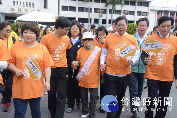 鄭文燦表示,「RUN TOMO」,意思就是「陪他走一段」,陪伴失智症走1個小時為活動主題。