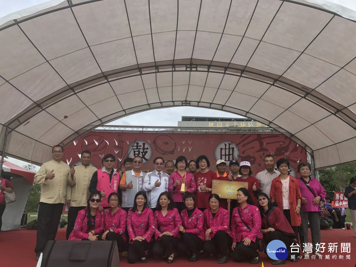 桃園市在平鎮區新勢公園舉辦「106年度全國社區民俗育樂活動觀摩會」,展現各地民俗文化特色。