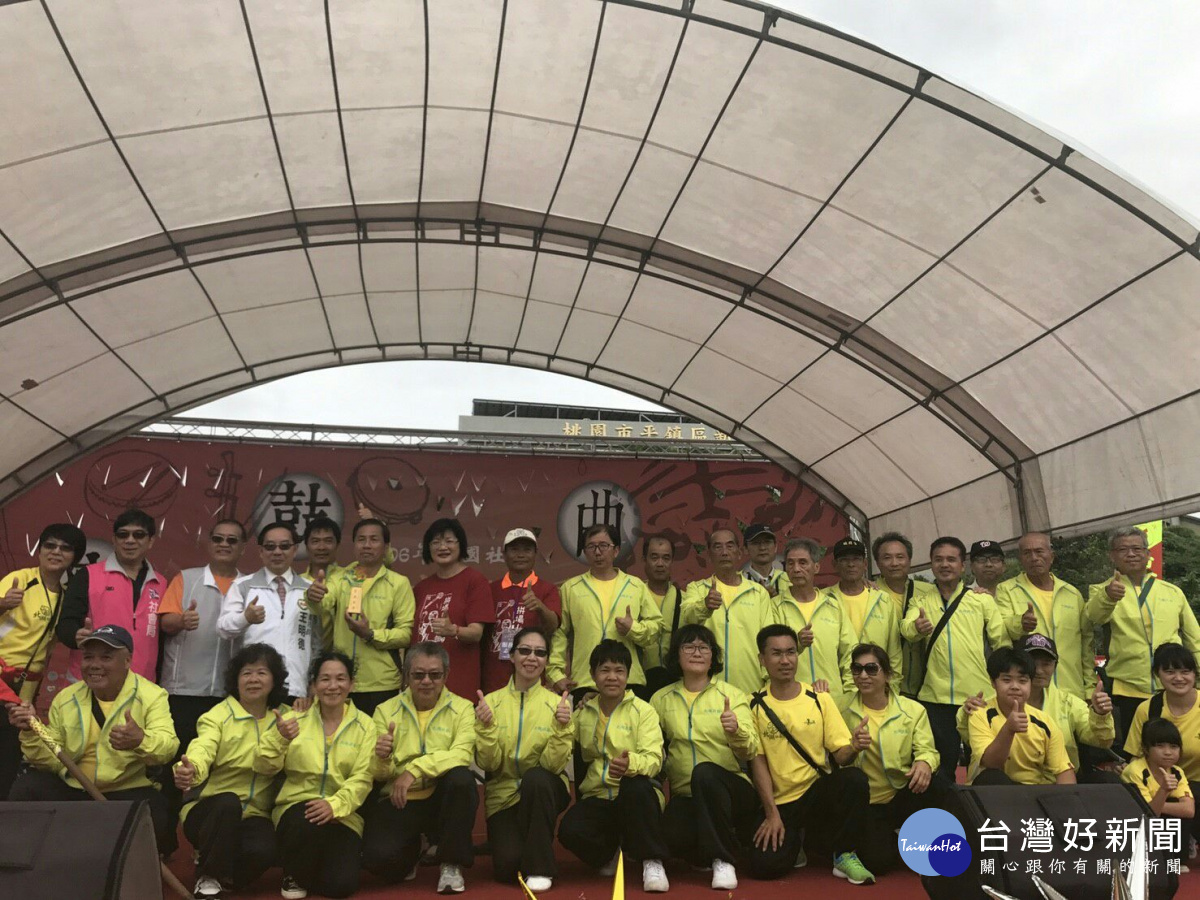 桃園市在平鎮區新勢公園舉辦「106年度全國社區民俗育樂活動觀摩會」,展現各地民俗文化特色。
