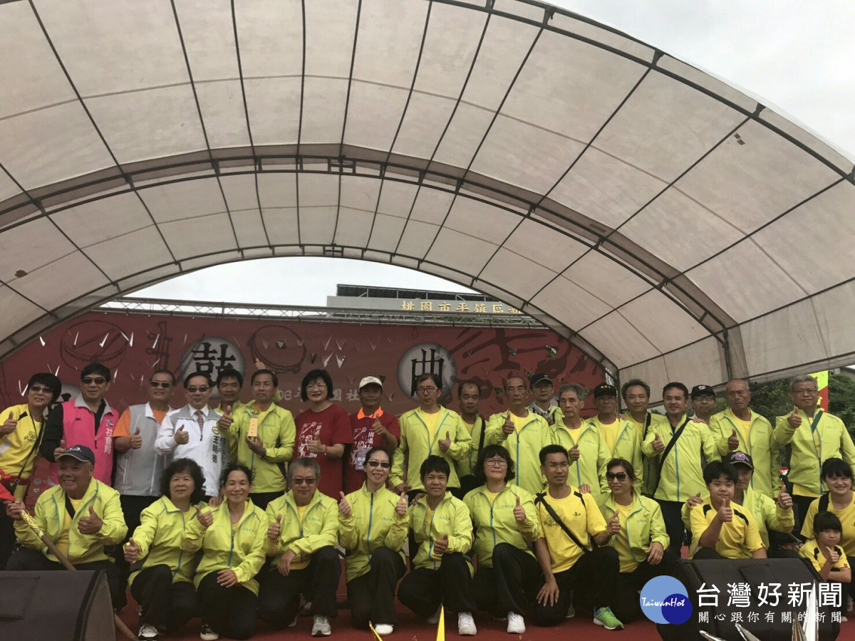 桃園市在平鎮區新勢公園舉辦「106年度全國社區民俗育樂活動觀摩會」，展現各地民俗文化特色。