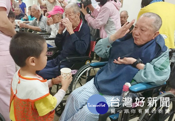 妙慧幼兒園的小朋友恭敬的為榮民伯伯們奉茶,感謝他們一生為國家的付出,實踐所學的敬老尊賢理念。(記者陳昭宗拍攝)