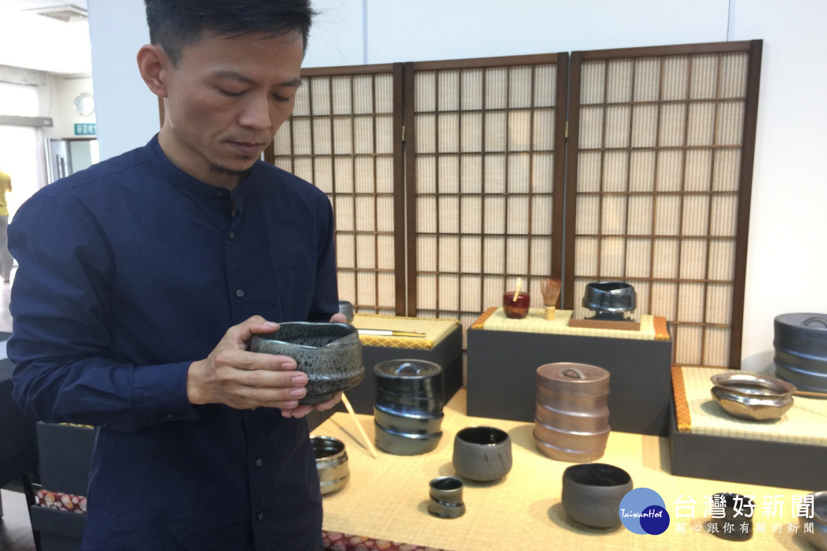 上圖為日式抹茶碗「滴月」。下圖是羅紹綺為學漿釉茶陶曾到日本學「鬥茶」茶道和擺法。(圖/記者黃芳祿攝)