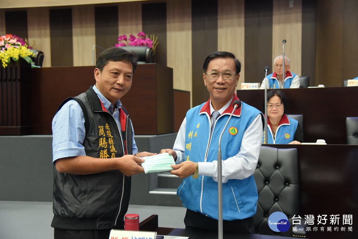 簡賜勝議員贈口罩予林明溱及縣府主管。(記者扶小萍攝)