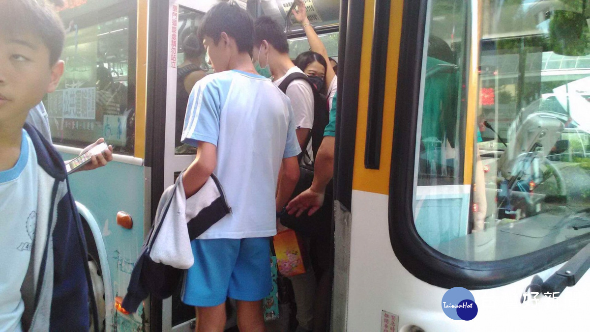 東大附中學生陳情,指尖峰時間公車班次不穩定,等了很久才來一班,又擠不上去。