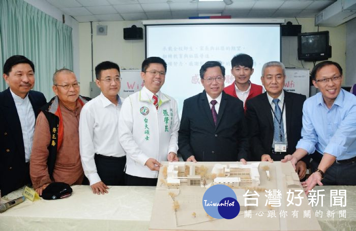桃園市長鄭文燦視察,「龍潭國中校舍改建、運動場新建工程及經管宿舍與用地」。