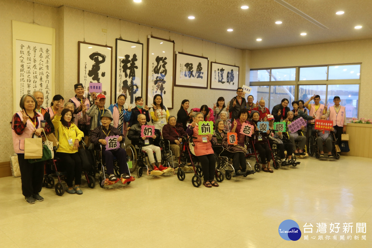 怡仁愛心基金會邀請18位長輩與其家屬同行，前往老K舒眠文化觀光工廠，參與桃園合唱文化節活動。