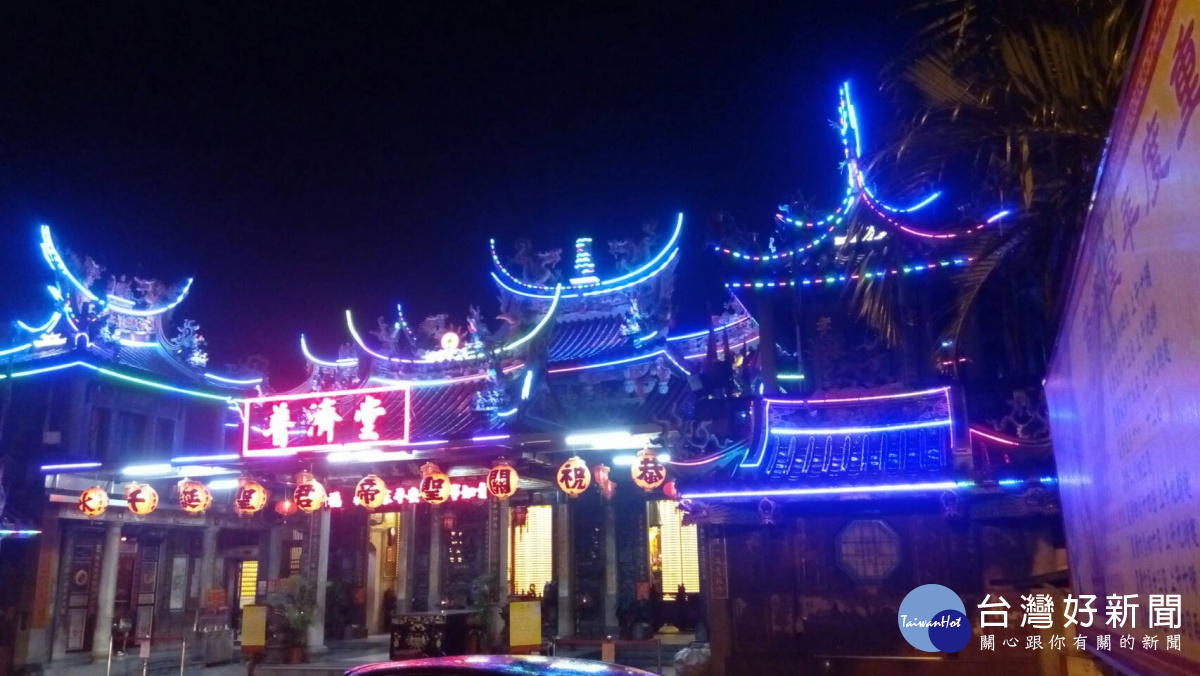 百年名剎普濟堂裝設LED燈,讓夜間大放光明,極具耀眼。(圖/記者陳寶印攝)