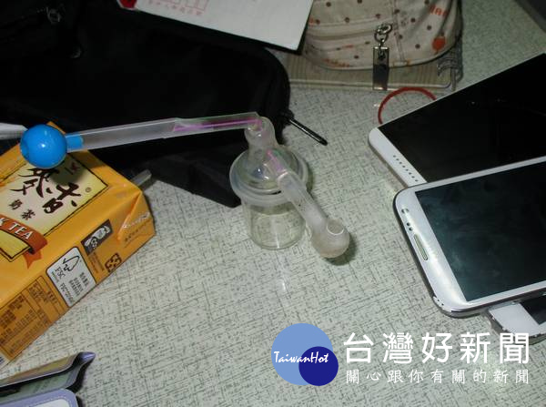 毒鴛鴦施毒成性，豪不避諱將安非他命吸食器擺放於桌上。（記者陳昭宗拍攝）