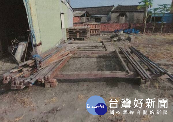 竊嫌偷取檜木前,事先觀察地形、鎖定目標,待半夜時分,四下無人動手行竊,迅速走產業道路離去。(圖/地方中心拍攝)