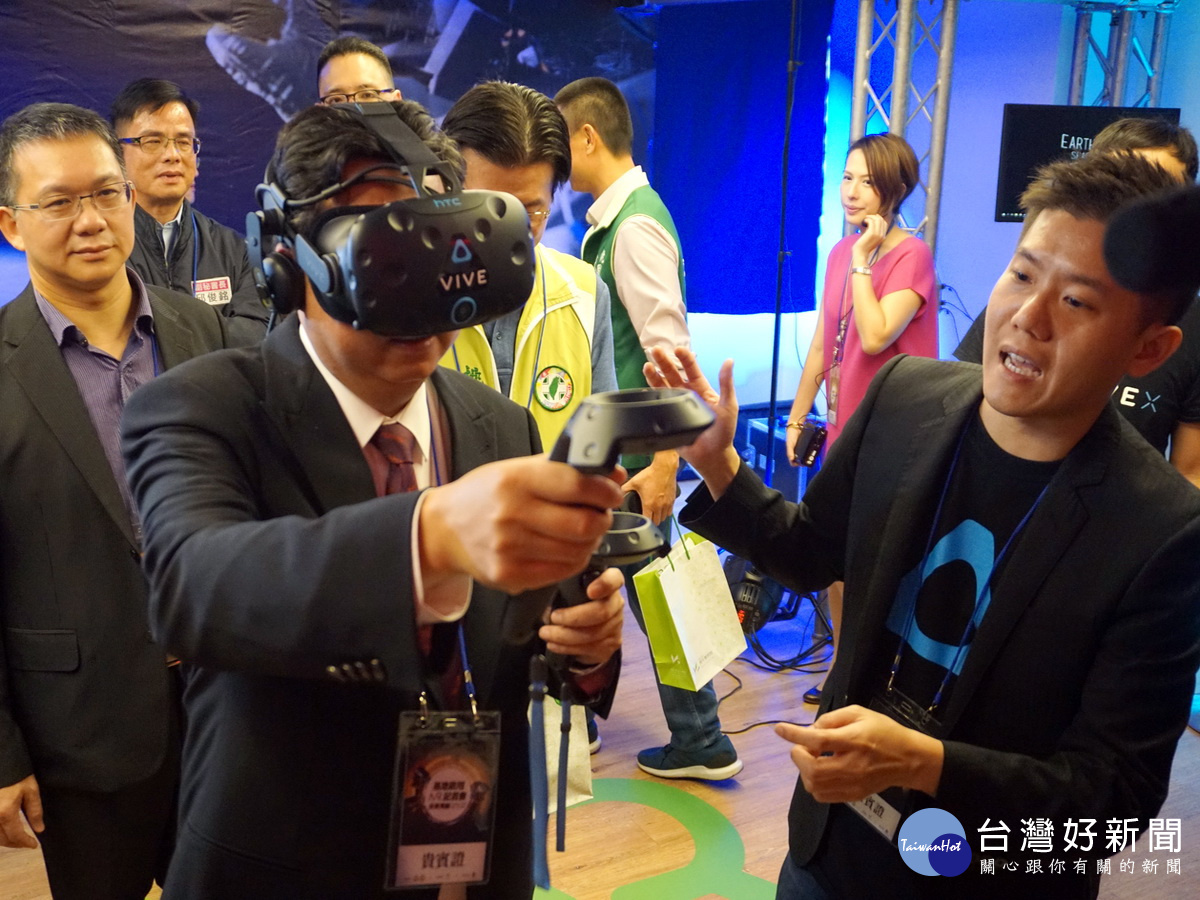 桃園市長鄭文燦在講解人員的說明中進行VR操作。