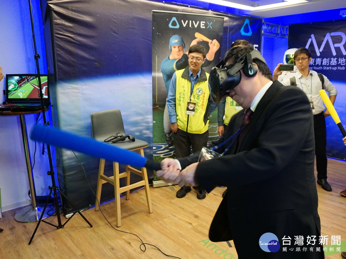 桃園市長鄭文燦在講解人員的說明中進行VR操作。
