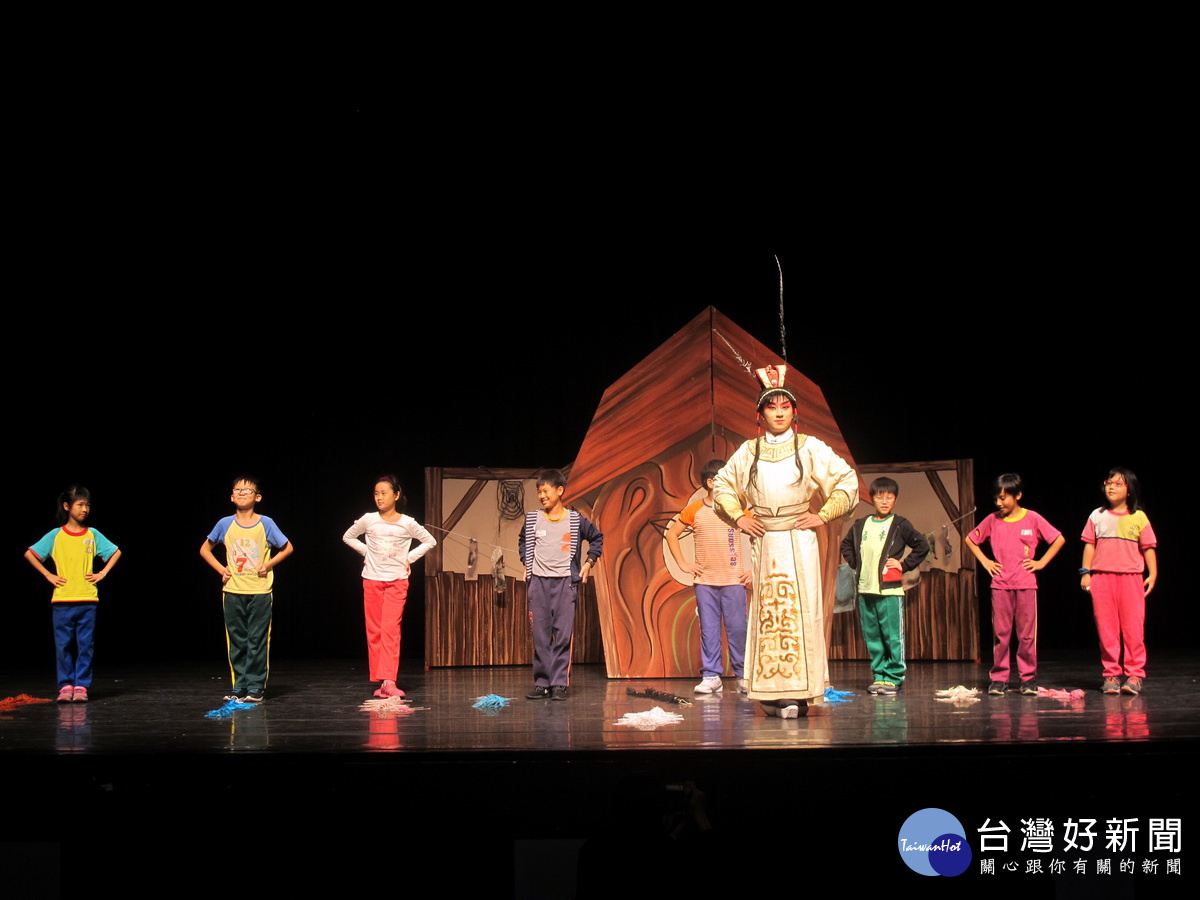 《牽手進劇場》活動演員帶領小朋友示範京劇動作。