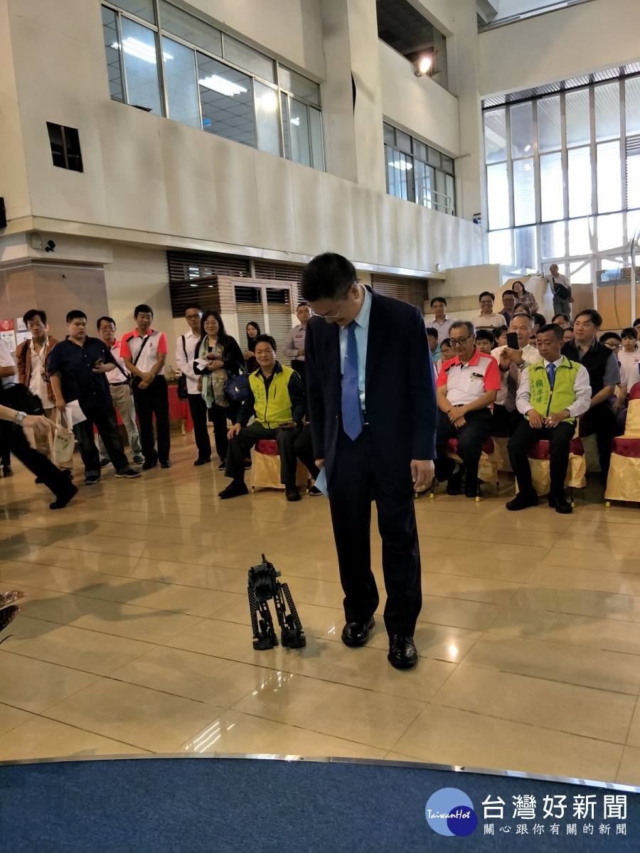 Robot and Coding科技扎根培育計畫啟動，縣長魏明谷與機器人同步。圖／記者鄧富珍攝