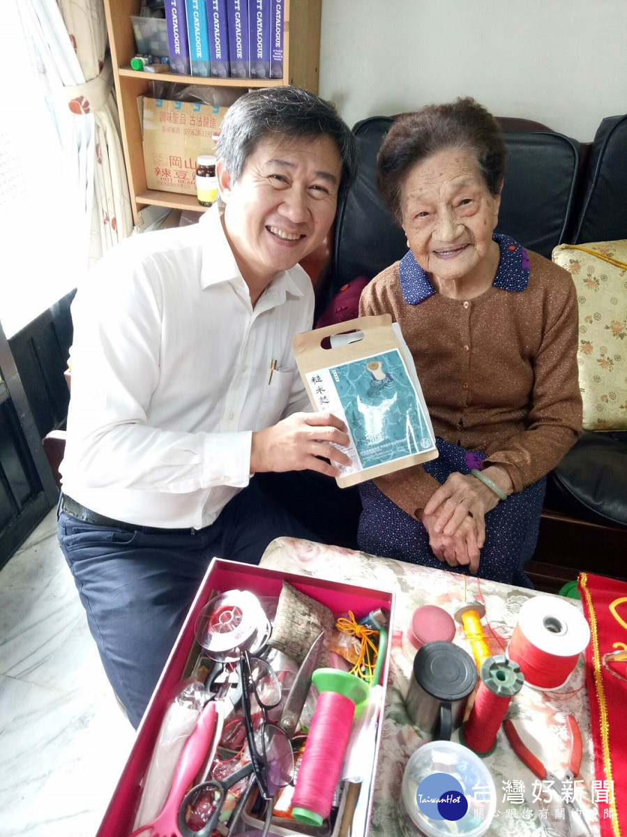 九旬阿嬤香包達人-陳施煌梅阿嬤。圖/彰化縣文化局提供