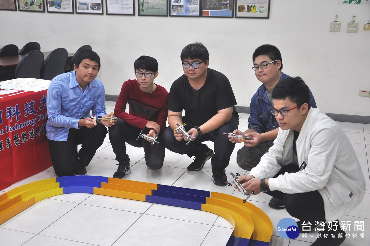 建國科大機械工程系學生徐啟林、王韋盛、陳宥朋、江秉宸、林韋志等五人參加日本史林引擎競賽獲獎辛苦終於有了回報。