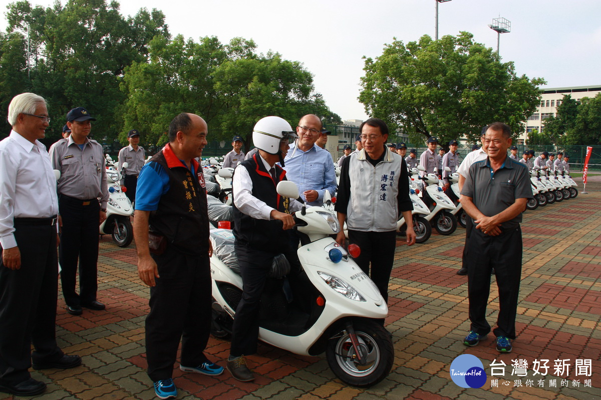 林明溱試騎新車感覺很安全。(記者扶小萍攝)