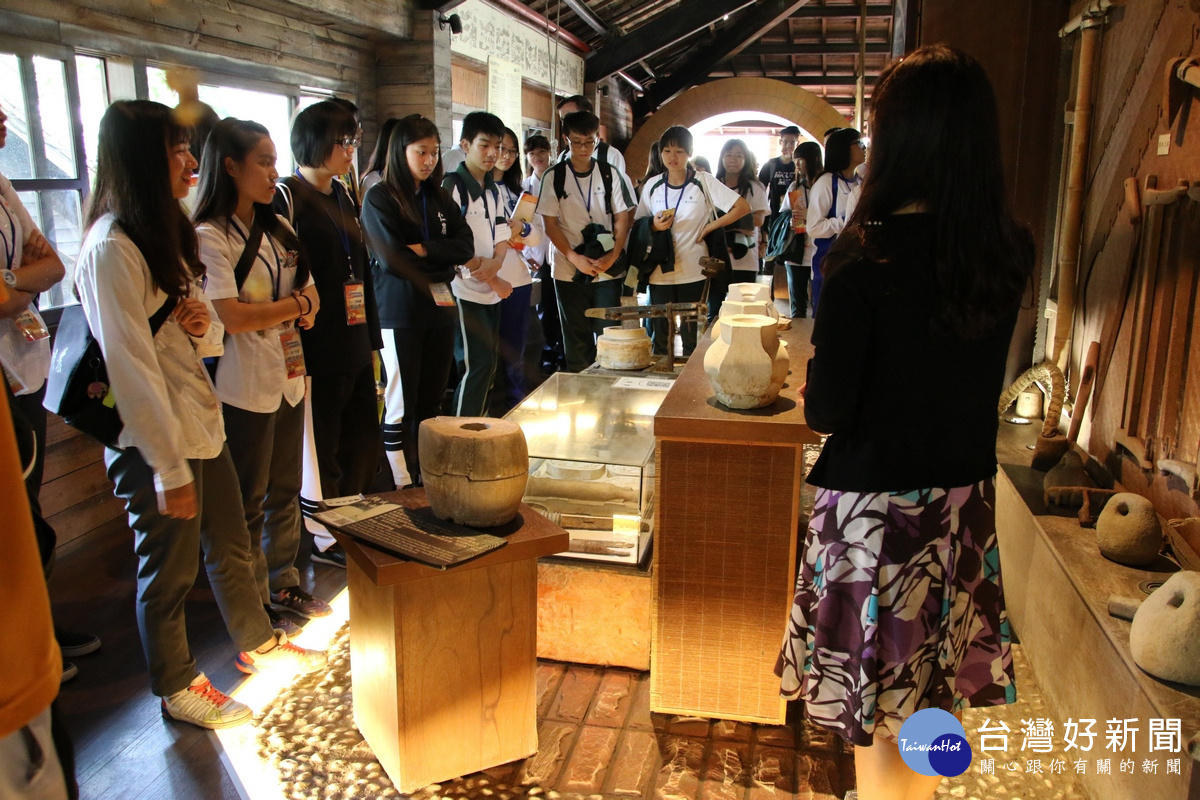 南開科大劉玉玲教授以英文向學生介紹水里蛇窯。