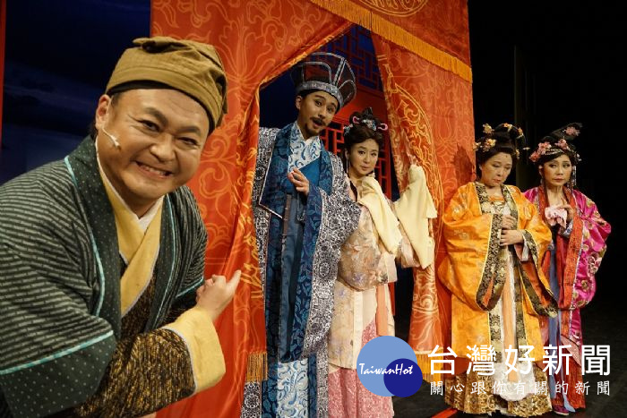 總導演方芳、執行導演許栢昂共同執導的舞台劇《我妻我母我丈母娘》,將於桃園展演中心演出。