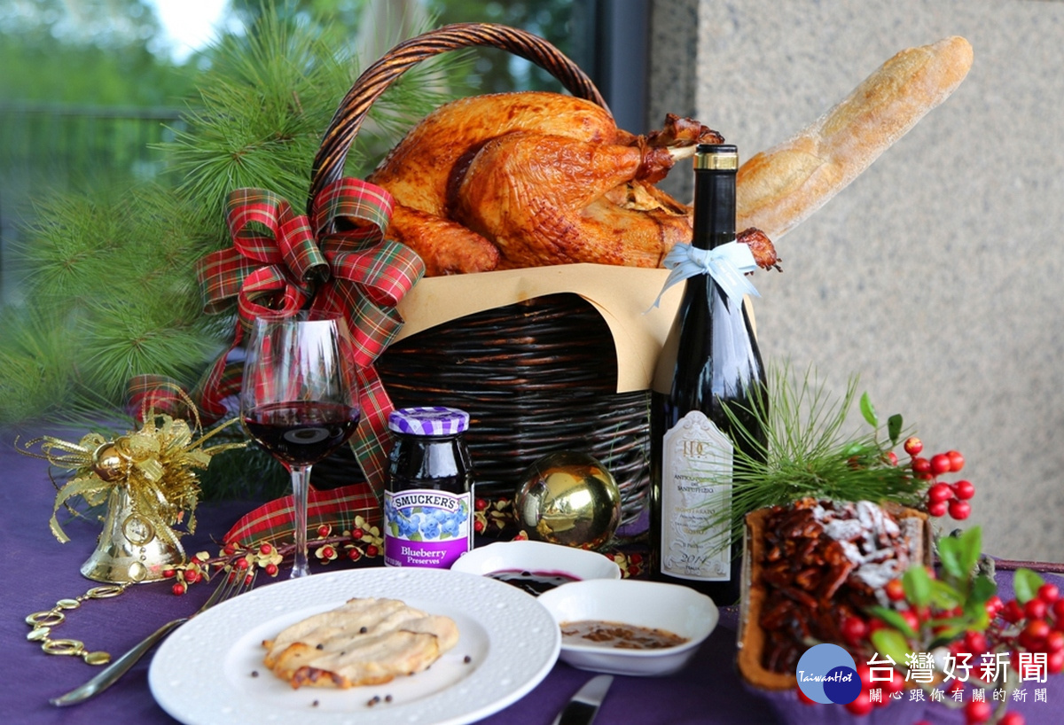 「貝蒂娜黑羽火雞」禮籃，除了一隻6千克的火雞，可供應六至八位於餐桌上分享之外，今年加碼贈送一份手工胡桃派。