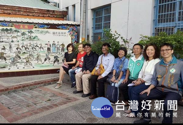 立委蘇治芬與在地文史工作者,帶領文資部文資局和文化資源司會勘「笨港文化工程」。(記者陳昭宗翻攝)