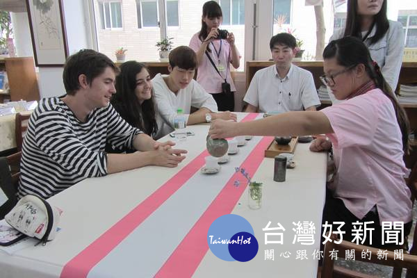 日本、韓國、巴西、捷克等國際學生,透過「茶藝」交流,留下畢生難忘的學習經驗。(記者陳昭宗拍攝)